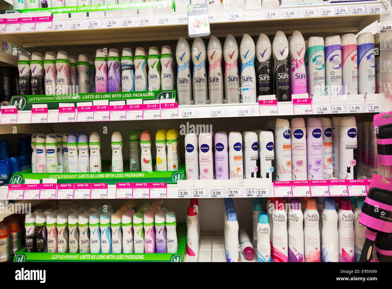 Anti-Transpirant Spray Taube Aerosol Nivea sicher Produkte im Regal in Apotheke Apotheken Shop Shop im Display können Dosen Stockfoto