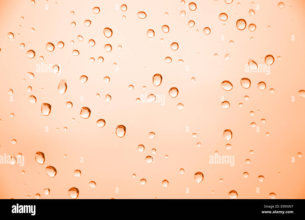 abstrakte Farbe orange Hintergrund mit Tropfen Wasser Stockfoto