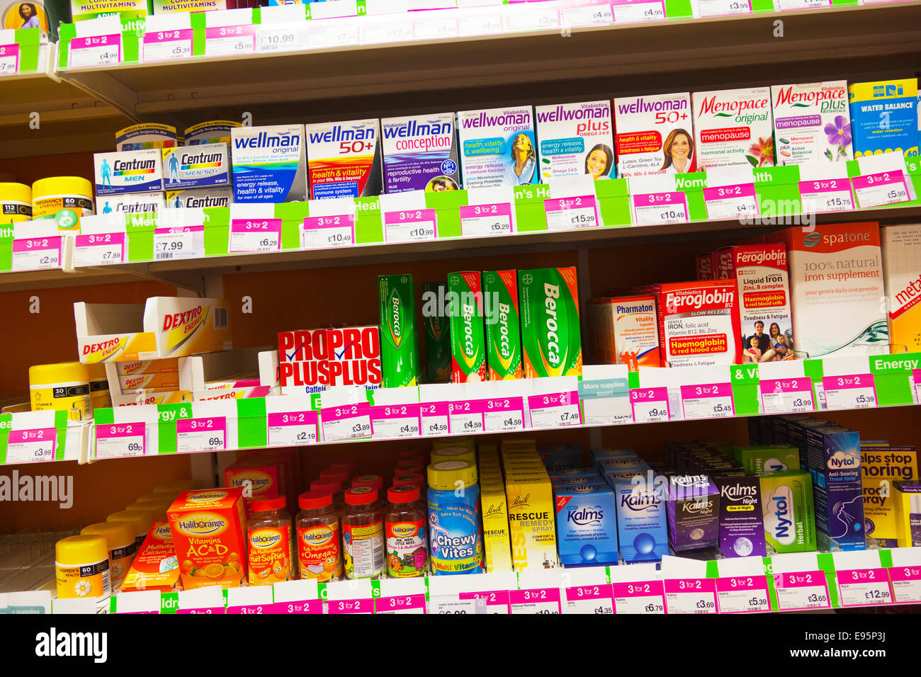 Wellman Berocca Vitamine Gesundheit Vitalität Produkte im Regal in Apotheke Apotheken Shop speichern innen Anzeige pro plus Stockfoto