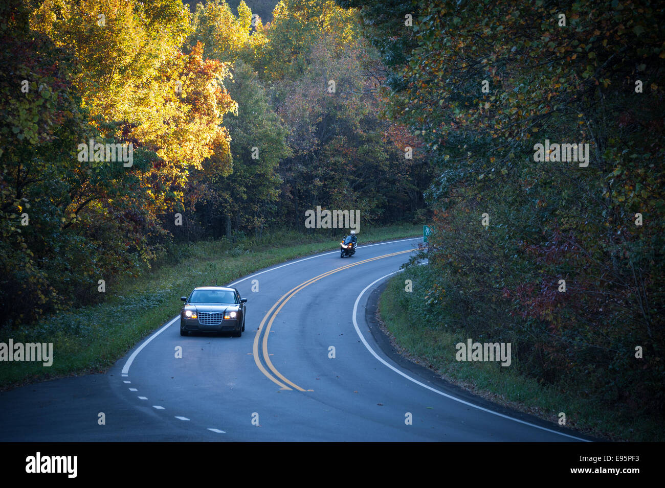 Im Herbst fahren durch die Blue Ridge Mountains auf der Richard B. Russell Scenic Highway zwischen Blairsville und Helen, GA, USA. Stockfoto