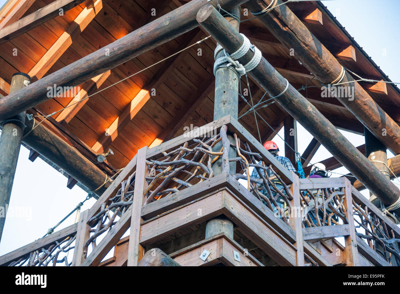 Zipline-Turm auf dem Chattahoochee River in den Blue Ridge Mountains bei Helen, Georgia, USA. Stockfoto