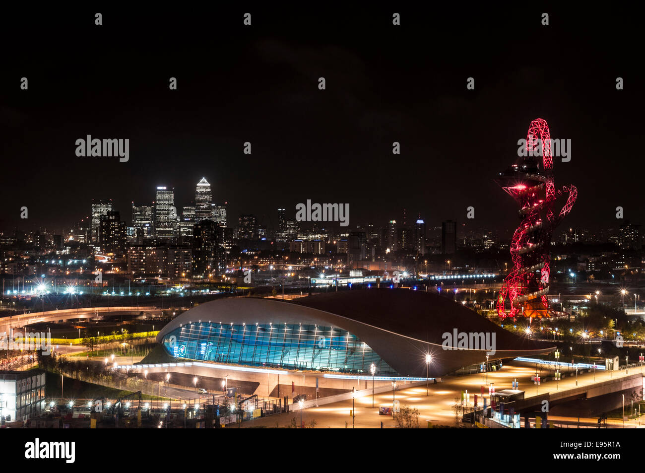 Nacht Blick auf London Aquatic Center, von Zaha Hadid Stockfoto