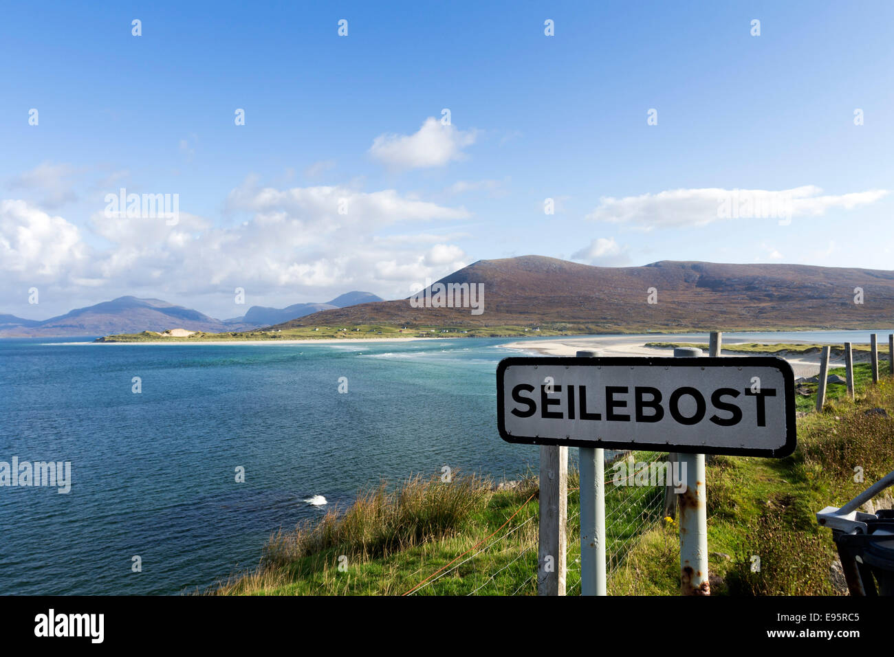 Seilbost und der Blick über die Bucht in Richtung Losgaintir, Isle of Harris Hebriden Scotland UK Stockfoto
