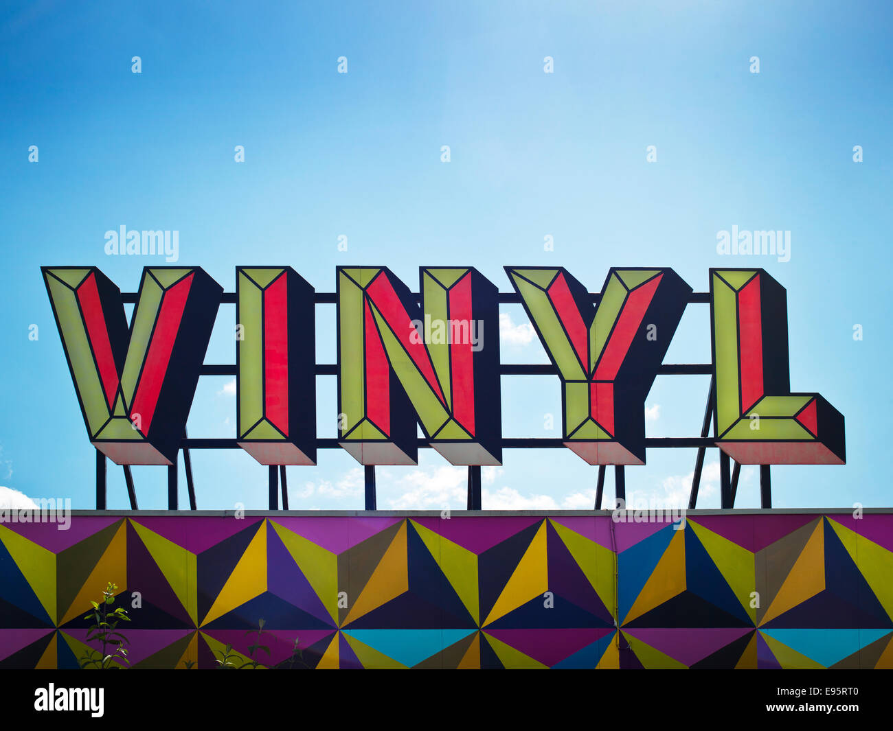 Roof Top Zeichen Darstellung Vinyl Wort / Slogan mit hellen Farben gegen blauen Himmel über dem verlassenen Club Stockfoto