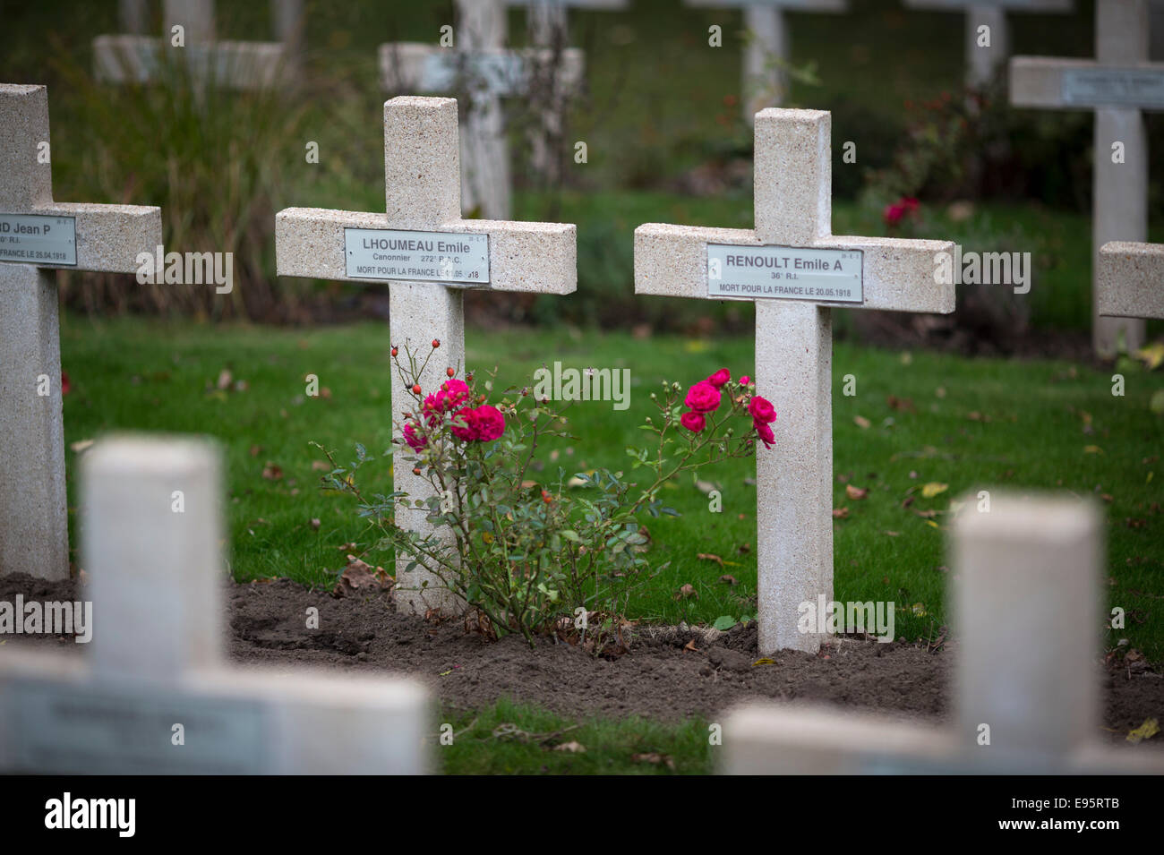 Französische Kreuze an Lijssenthoek Commonwealth War Graves Cemetery, Belgien. Stockfoto
