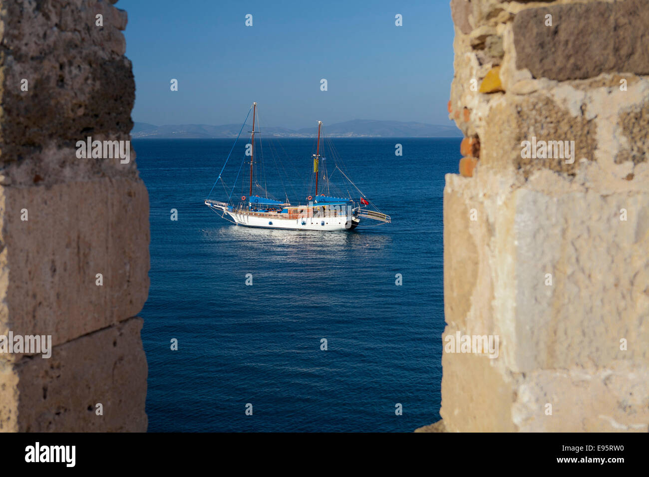 Blick vom Schloss von Kos-Stadt mit Segelboot Stockfoto