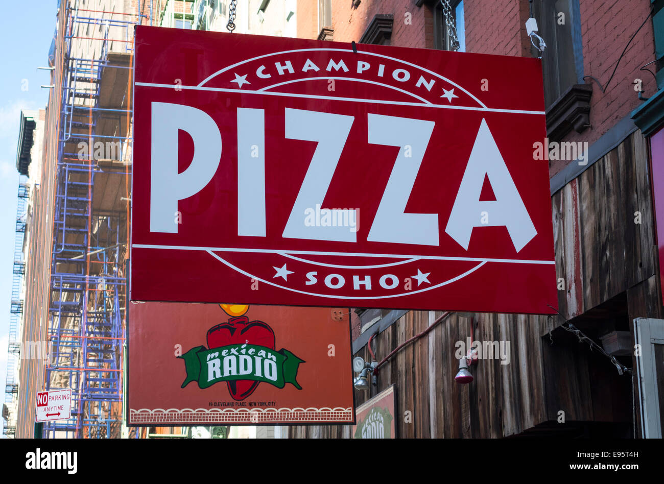 Restaurant-Zeichen für Pizza und mexikanische Gerichte in Soho in New York City Stockfoto