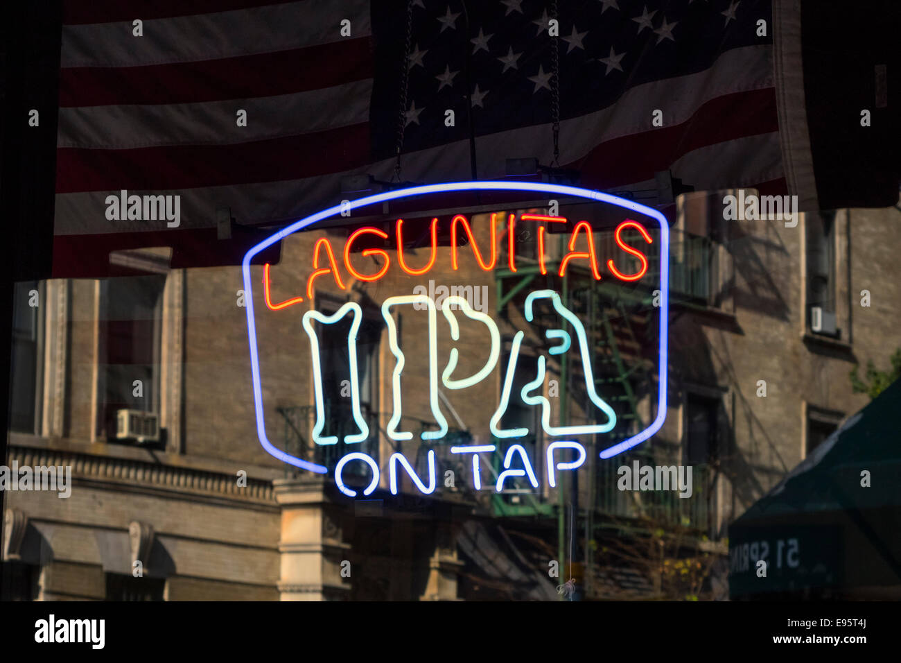 Ein Lagunitas IPA-Neon-Schild im Fenster einer Bar in New York City Stockfoto