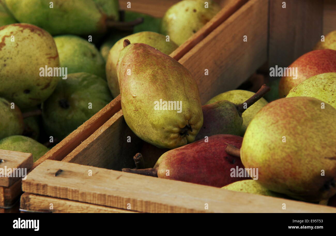 Rustikale Birnen in einer Holzkiste auf dem Markt Stockfoto