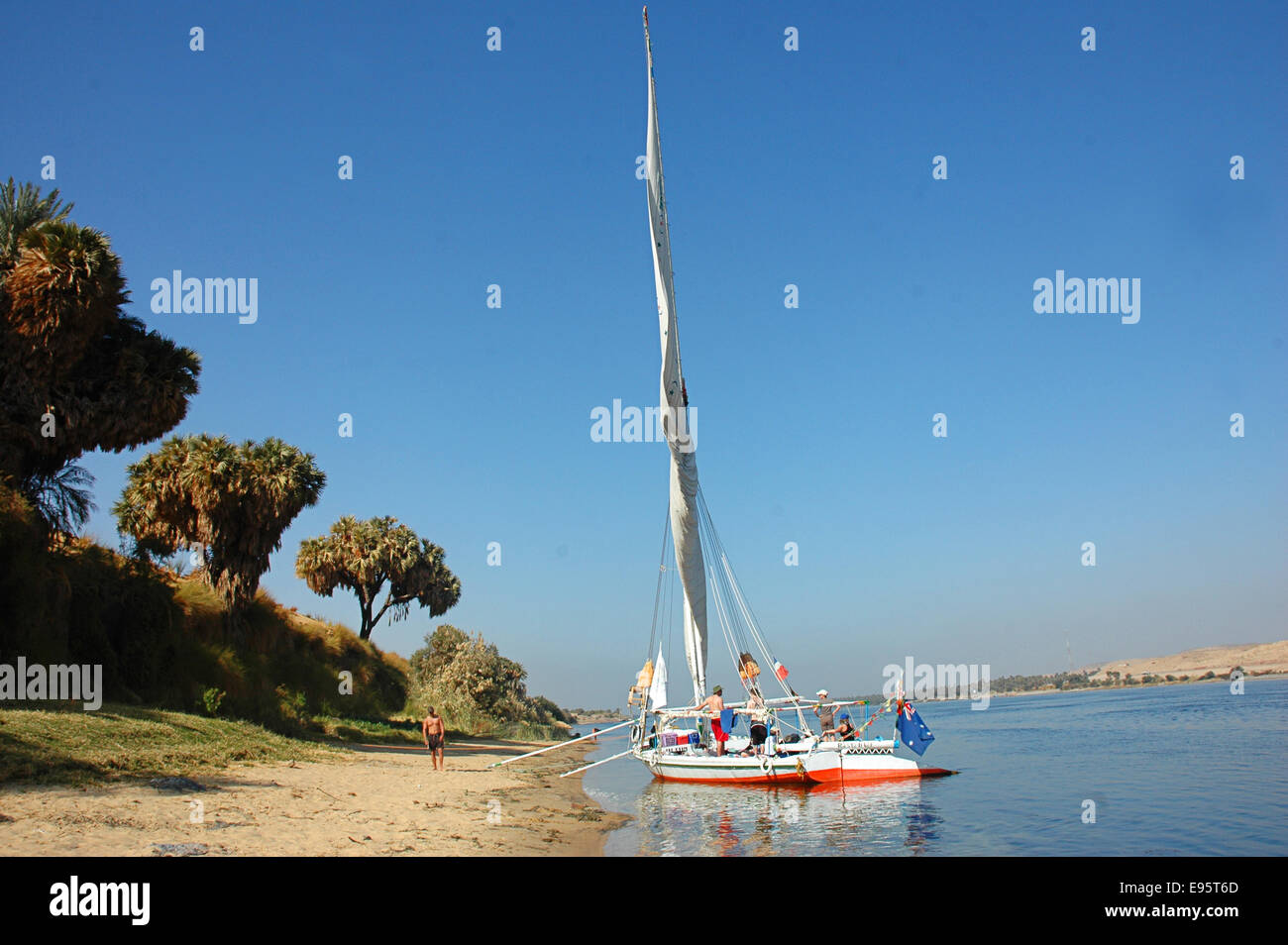 Flucca Reise durch den Nil... Gruppe von Touristen, die ein Flucca-Schiff auf dem Nil unterwegs. Stockfoto