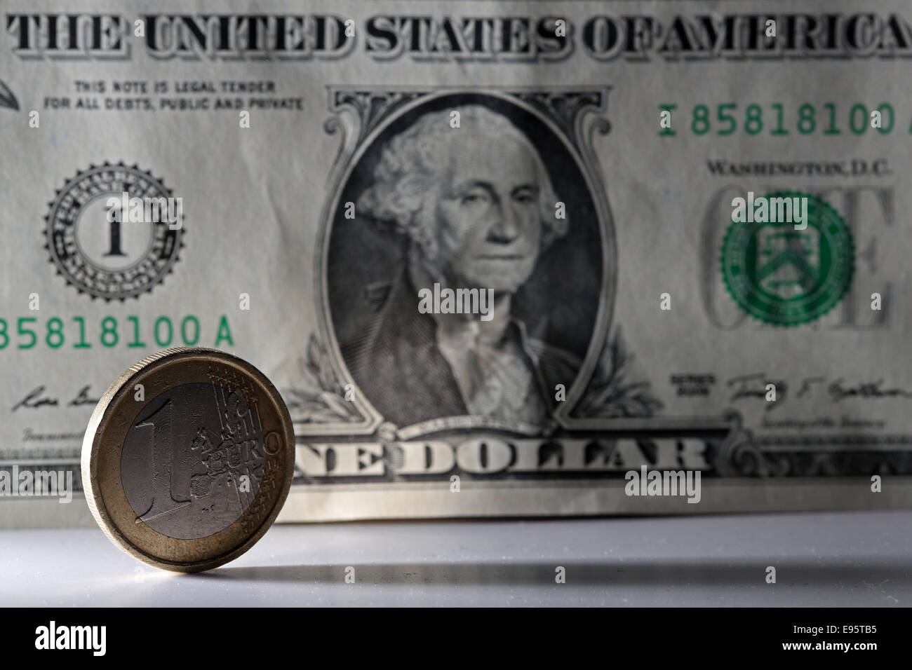 Düsseldorf, Deutschland. 9. Oktober 2014. Eine ein-Euro-Münze steht vor einer US-Dollarnote in Düsseldorf, Deutschland, 9. Oktober 2014. Deutsche Bank prognostiziert, dass der Wechselkurs des Euro Wil fallen weniger als 1 US-Dollar bis zum Jahr 2017. Foto: Kevin Kurek/Dpa - NO-Draht-SERVICE-/ Dpa/Alamy Live News Stockfoto