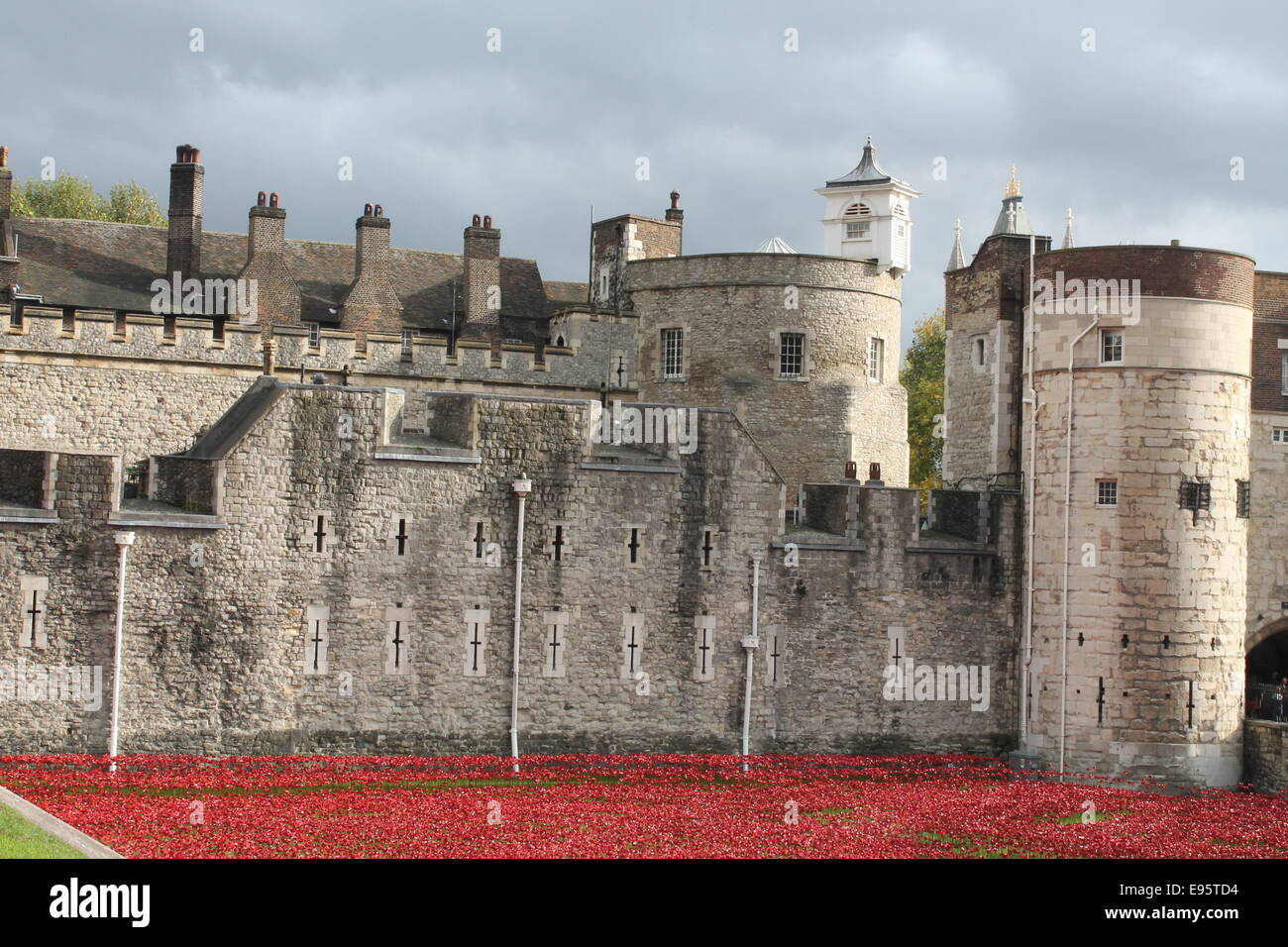 Blut gefegt, Länder und Meere rot - Paul Cummins Mohnblumen in den Tower of London Stockfoto