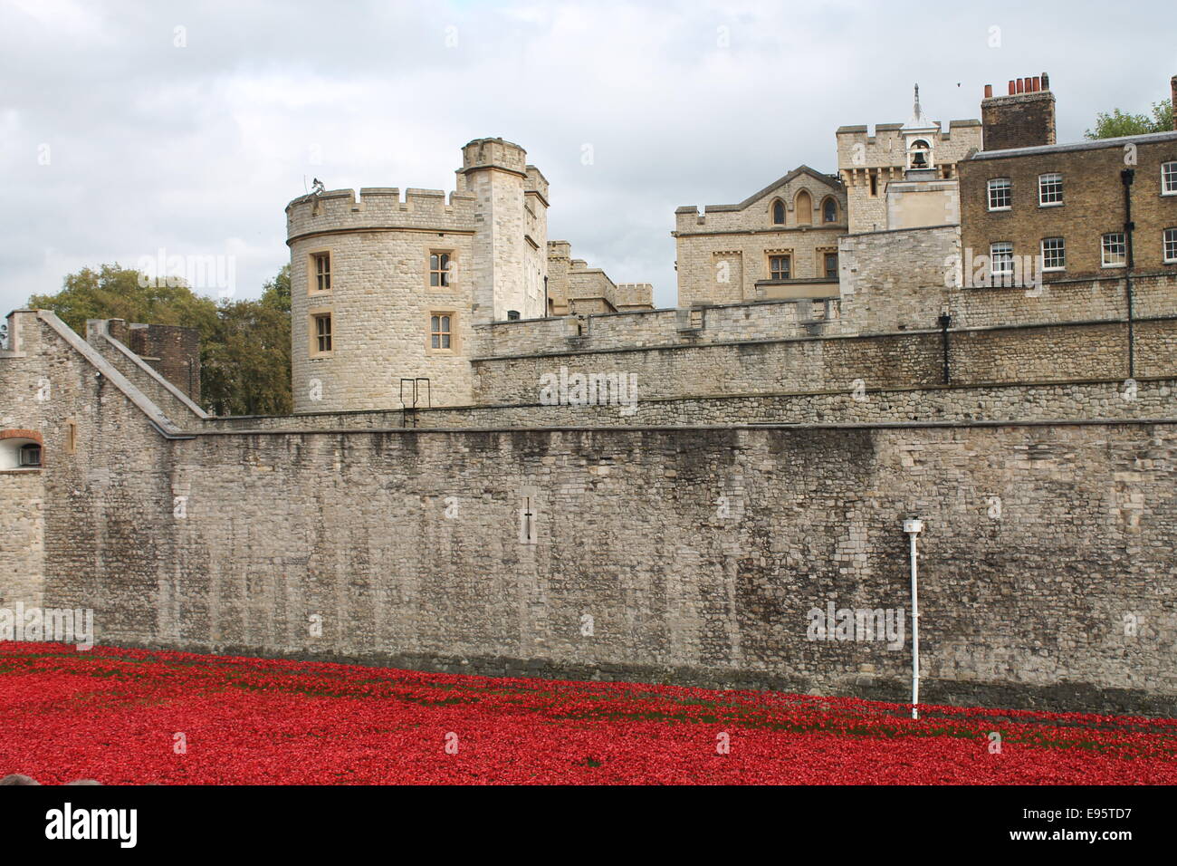 Blut gefegt, Länder und Meere rot - Paul Cummins Mohnblumen in den Tower of London Stockfoto
