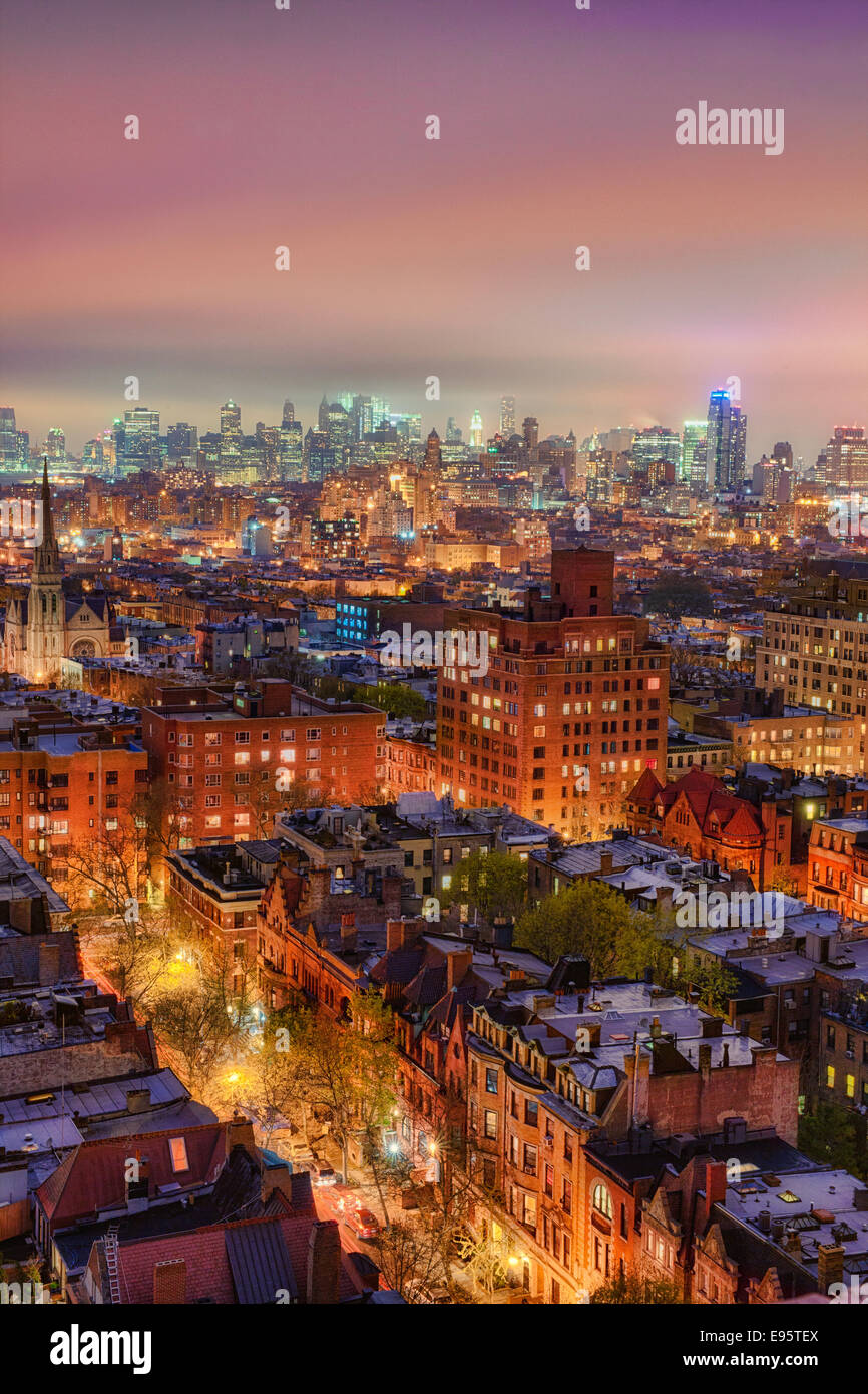 Brooklyn, New York Skyline bei Nacht nach einem Sturm. Stockfoto