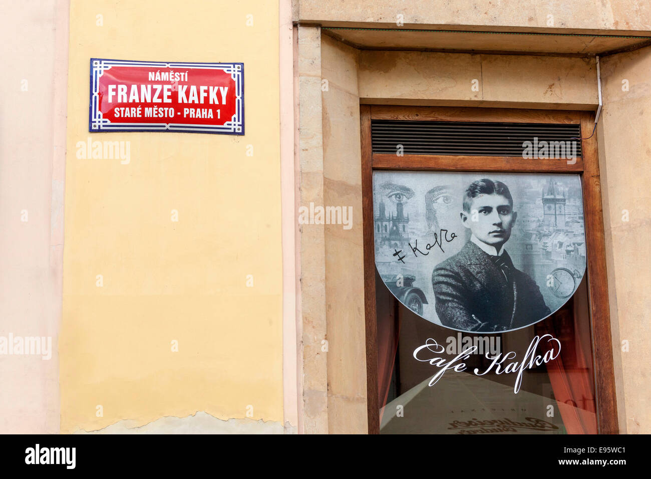 Franz Kafka Square, Prag, Tschechische Republik-Porträt im Fenster anzuzeigen, Restaurant Cafe Kafka Stockfoto
