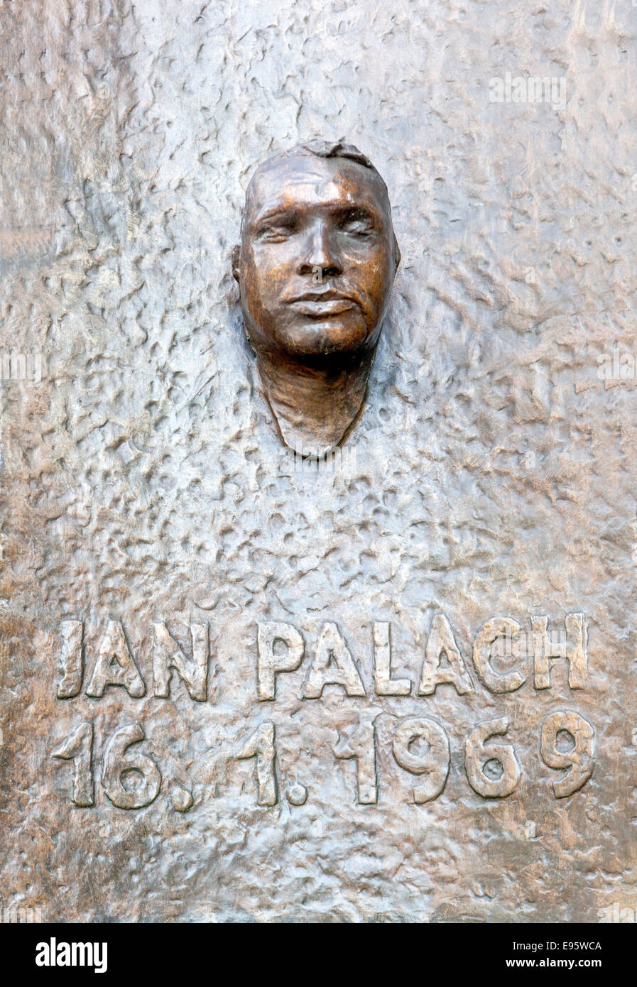 Tod Maske von Jan Palach Prag, Palach Platz der Tschechischen Republik. Gedenkstätte Büste Stockfoto