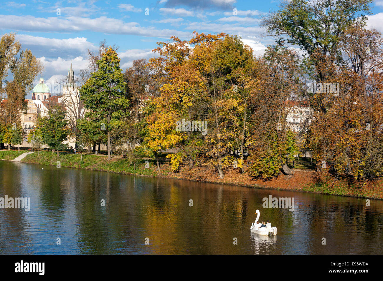 Strelecky Insel Blick, Prag Herbst Moldau Fluss Tschechien Stockfoto