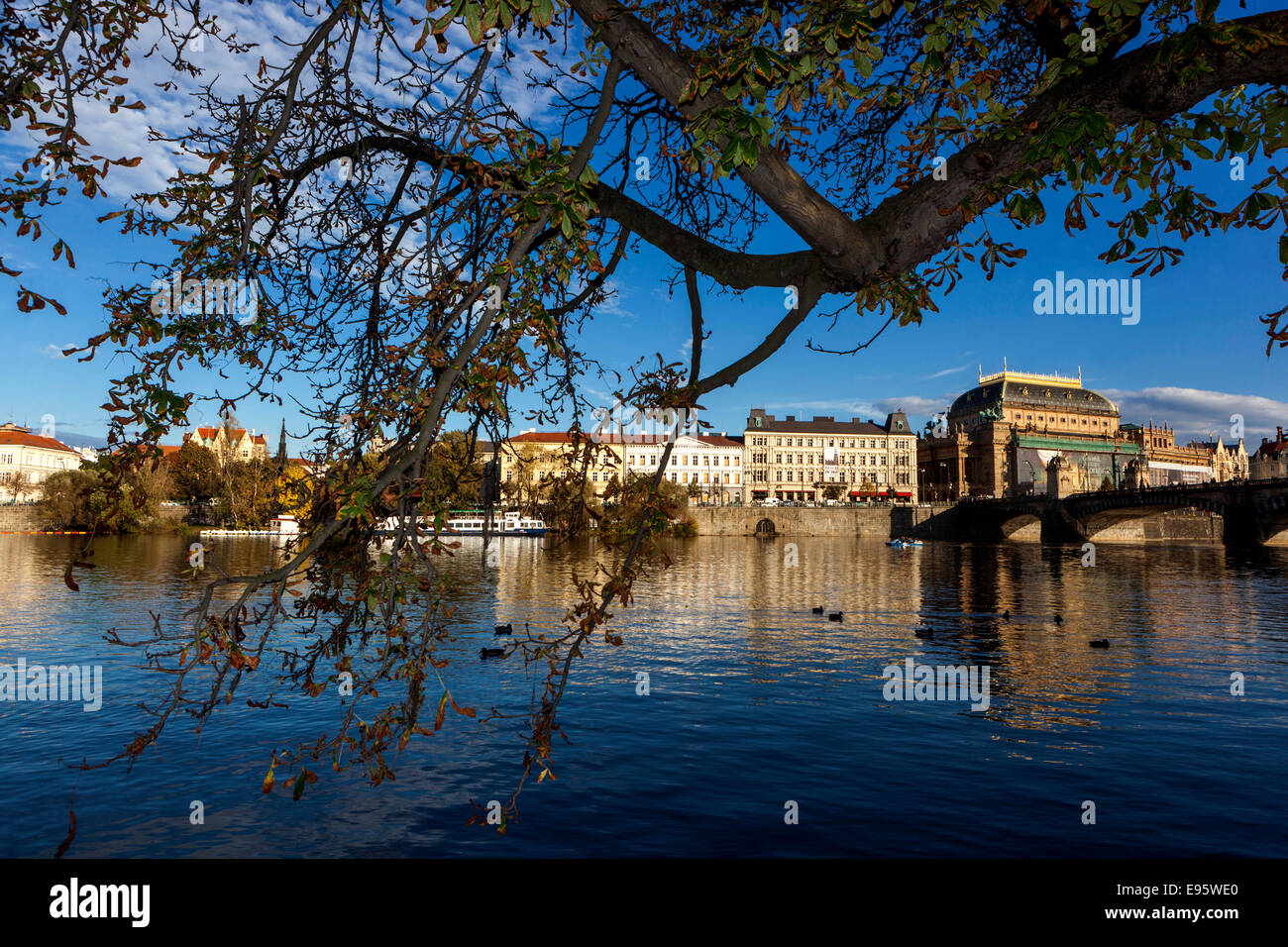 Blick auf die Insel Strelecky, die Moldau und das Nationaltheater Prag, Tschechische Republik Stockfoto