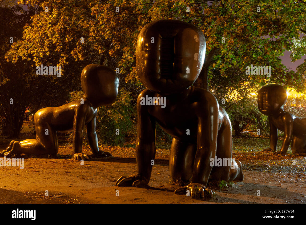 Krabbelnde Babies Skulpturen des Künstlers David Cerny Prag Kampa Island Park, Prager Statue Tschechische Republik Stockfoto