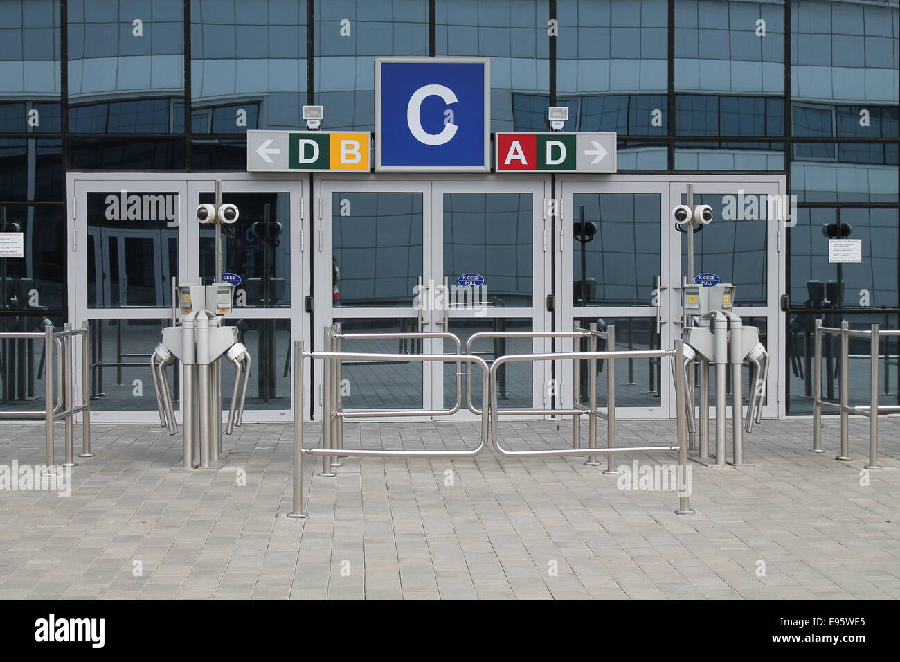 Glas Tür Eingang im Sportstadion mit Metall Drehkreuz Stockfoto