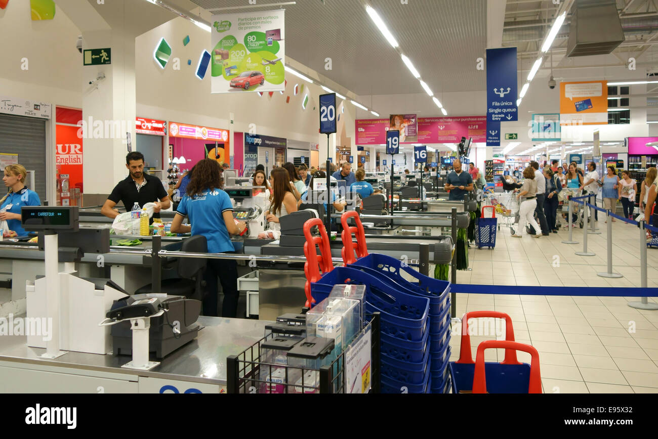 Kasse Check-out am Supermarkt Carrefour Einkaufszentrum in Spanien. Mijas Costa. Südspanien. Stockfoto