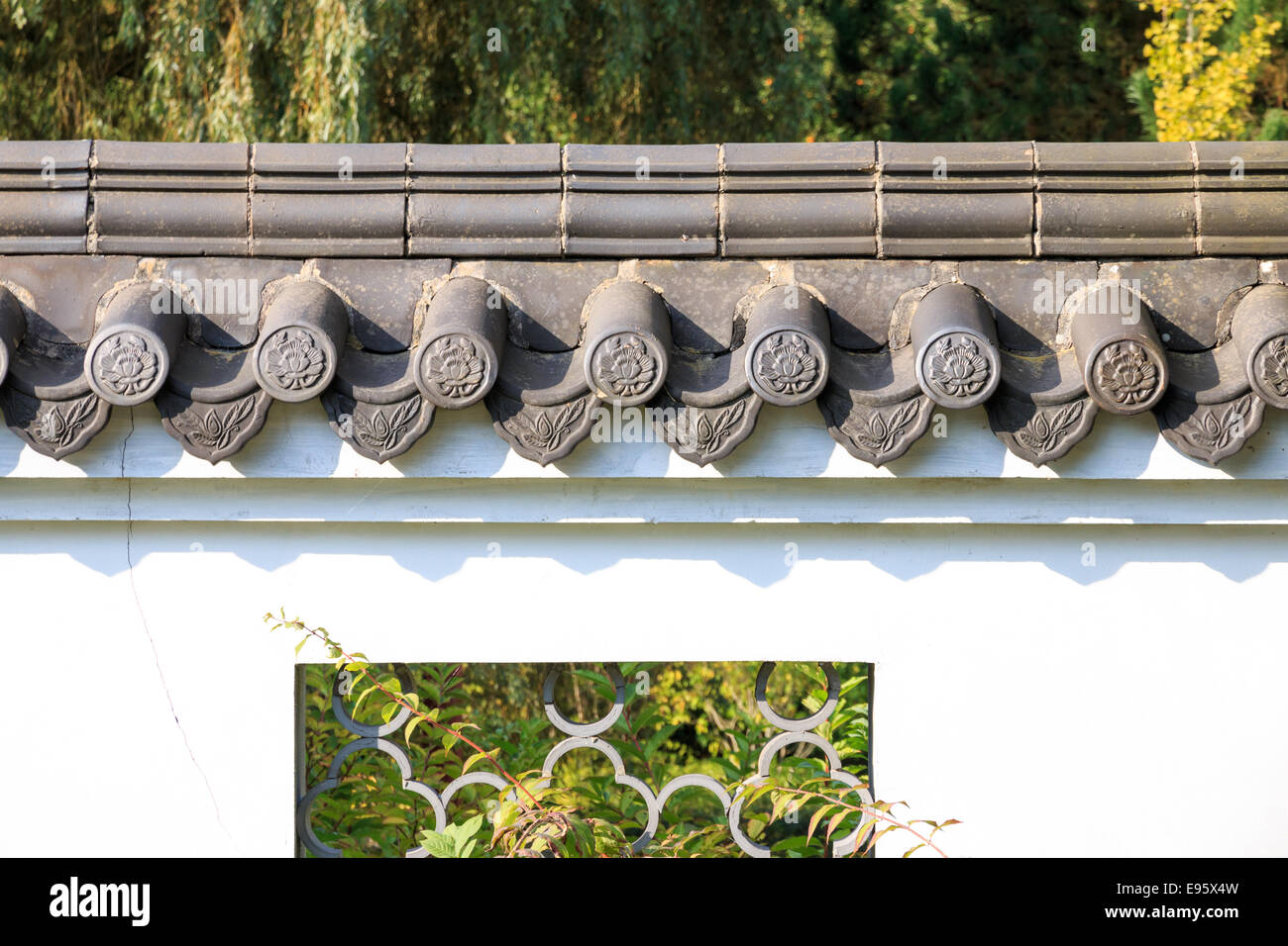 Dachziegel auf weißen Wand in im chinesischen Stil dekoriert Stockfoto