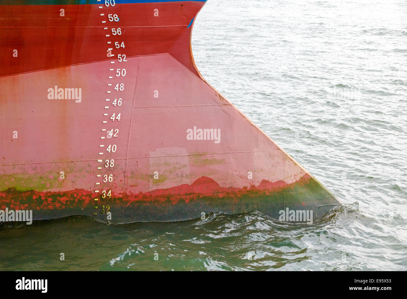 Entwurf-Markierungen auf roter Schleife des großen Schiffes Stockfoto