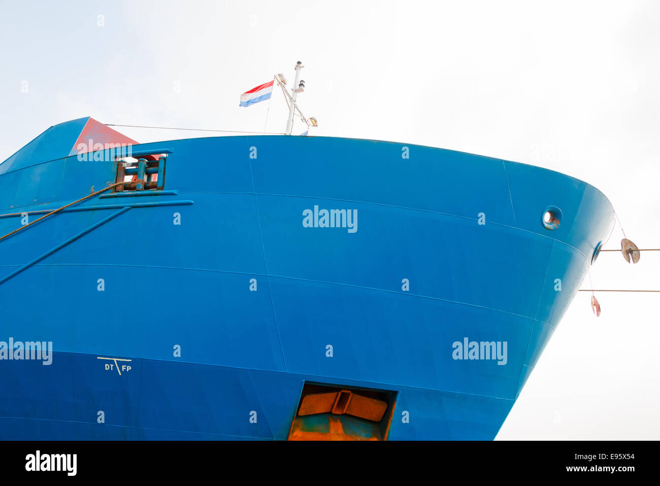 Bug eines großen Schiffes unter niederländischer Flagge Stockfoto