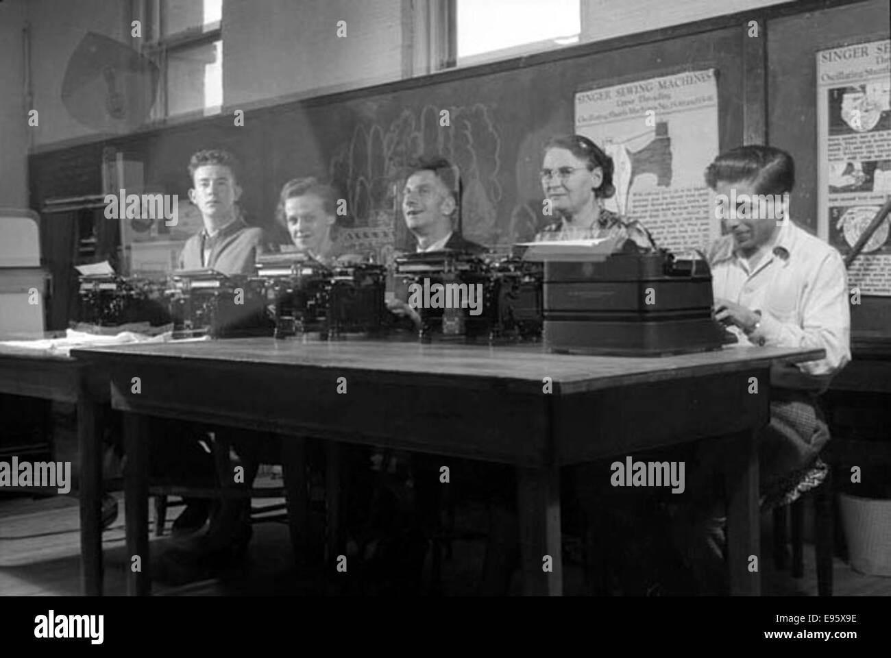 Fünf Leute sitzen auf Schreibmaschinen. 1940er Jahre, 1950er-Jahre 21/4 x 31/4 negative Dies ist einer der 54 Fotos im Album "Fort Macleod anonym". Die meisten sind in den späten 1940er Jahren in Fort Macleod, Alberta gedreht. Der Spender des pH-Werts Stockfoto