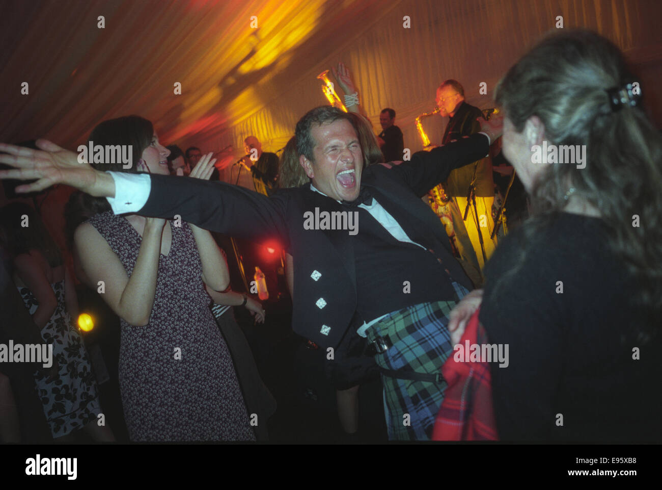 Mario Testino, bei der Premierenfeier für eine Ausstellung seiner Arbeit an der National Galleries of Scotland, Edinburgh. Stockfoto