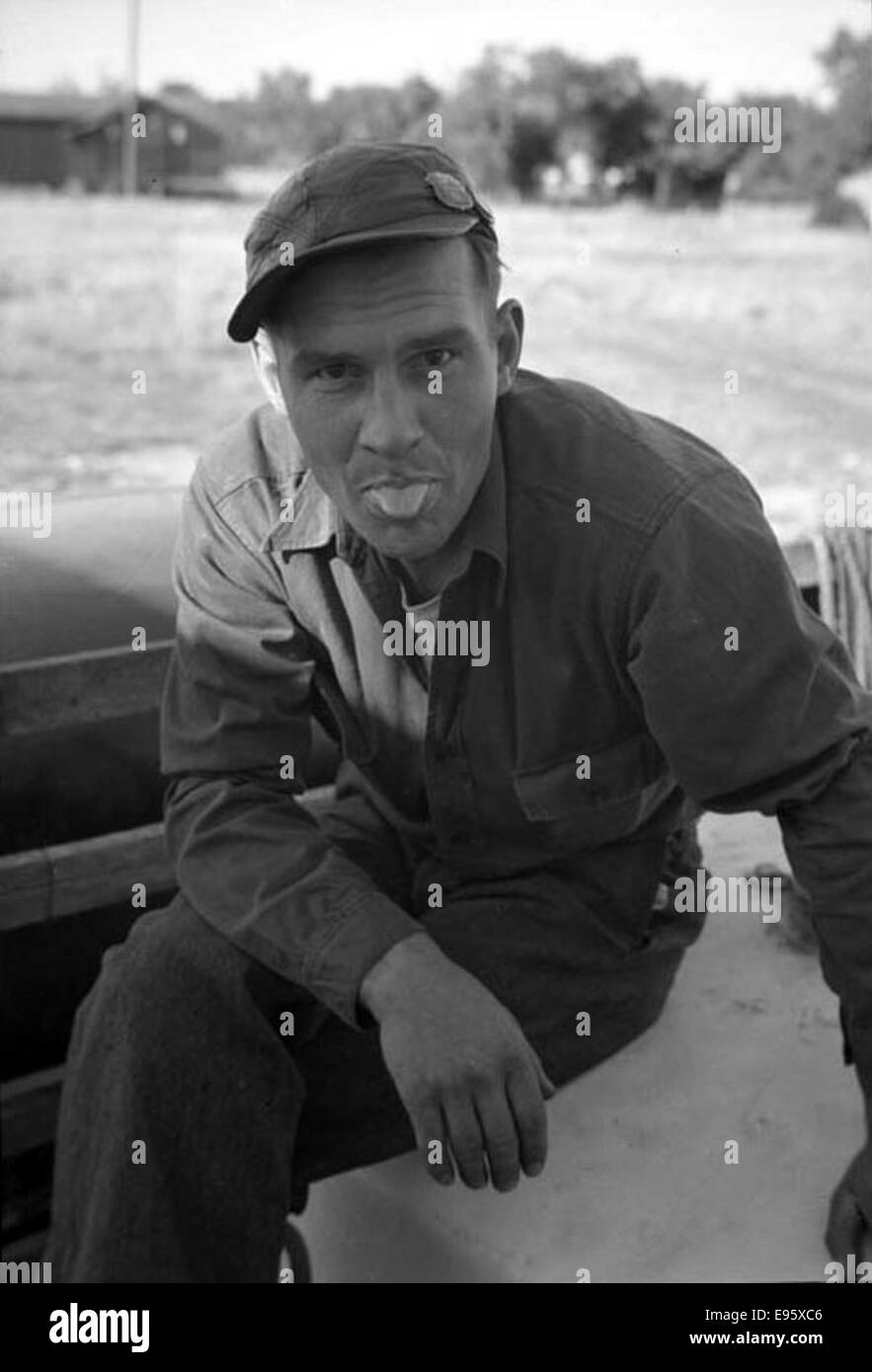 Ein Mann posiert für Schuss seine Zunge heraus (oben im Tal). 18. August 1948 21/4 x 31/4 negative Dies ist einer der 54 Fotos im Album "Fort Macleod anonym". Die meisten sind in Fort Macleod, Alberta in la gedreht. Stockfoto