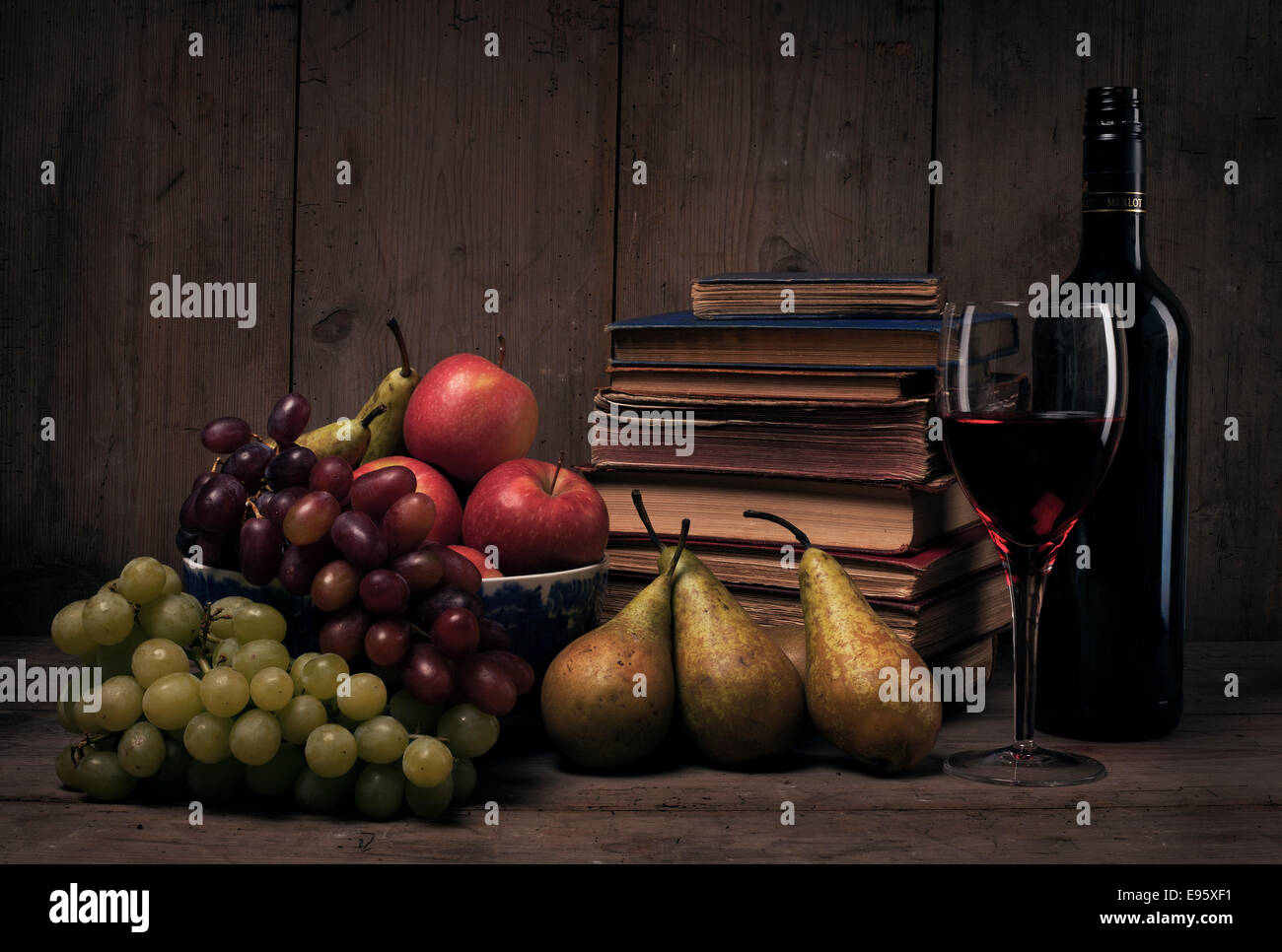 Stillleben, Obst, Bücher und Wein Stockfoto