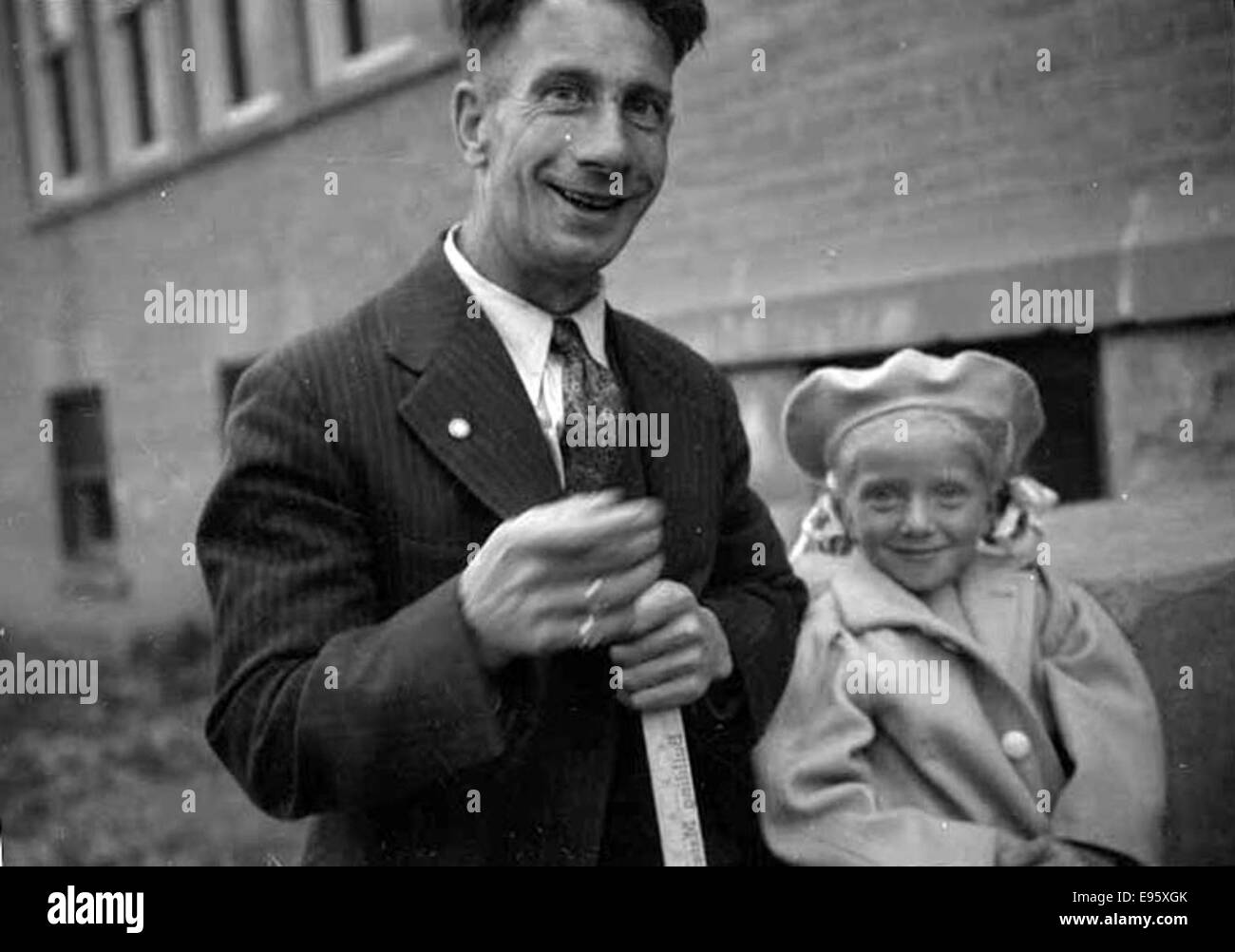 Ein Mann und ein Mädchen in die Kamera Lächeln. 1949 21/4 x 31/4 negativ ist dies eines 54 Fotos im Album "Fort Macleod anonym". Die meisten sind in den späten 1940er Jahren in Fort Macleod, Alberta gedreht. Der Geber die pho Stockfoto