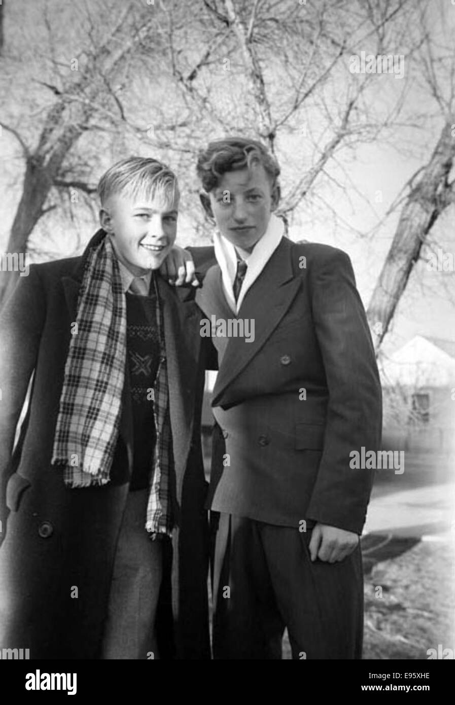 Zwei verkleidete junge Männer Pose im Freien (H. EVANS) Juni 1948 21/4 x 31/4 negative Dies ist einer der 54 Fotos im Album "Fort Macleod anonym". Die meisten sind in den späten 1940er Jahren in Fort Macleod, Alberta gedreht. Der don Stockfoto