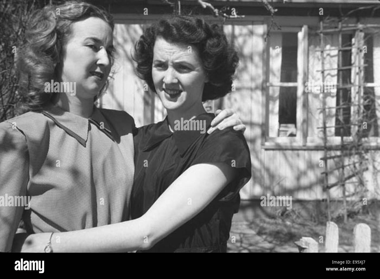 Zwei junge Frauen umarmen (INA + JOANNE) der 1950er Jahre Fotos 21/4 x 31/4 negativ, dies ist einer der 54 im Album "Fort Macleod anonym". Die meisten sind in den späten 1940er Jahren in Fort Macleod, Alberta gedreht. Der Spender des Fotos Stockfoto