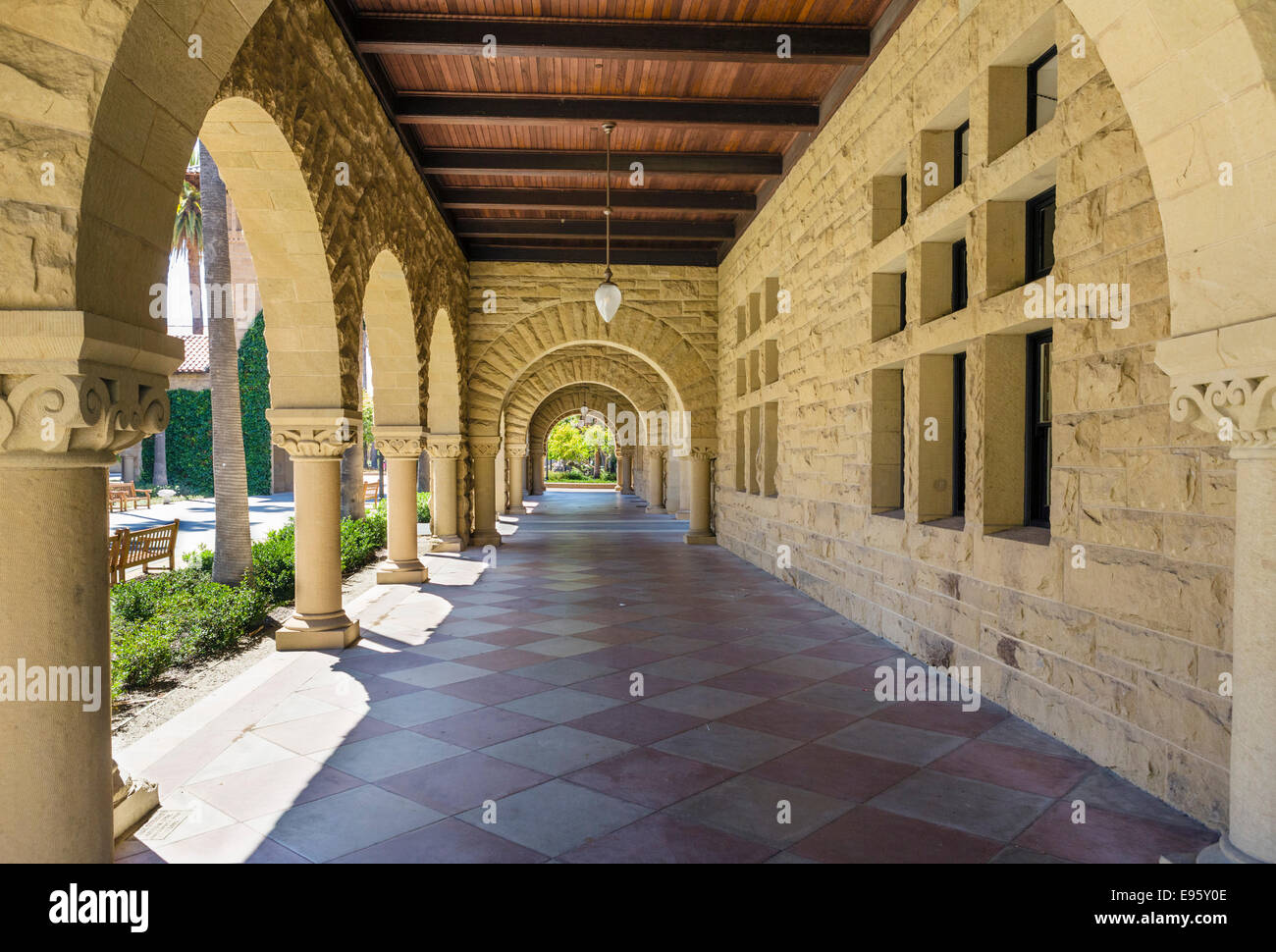 Galerie an der Außenseite des wichtigsten Quad, Stanford University, Palo Alto, Kalifornien, USA Stockfoto