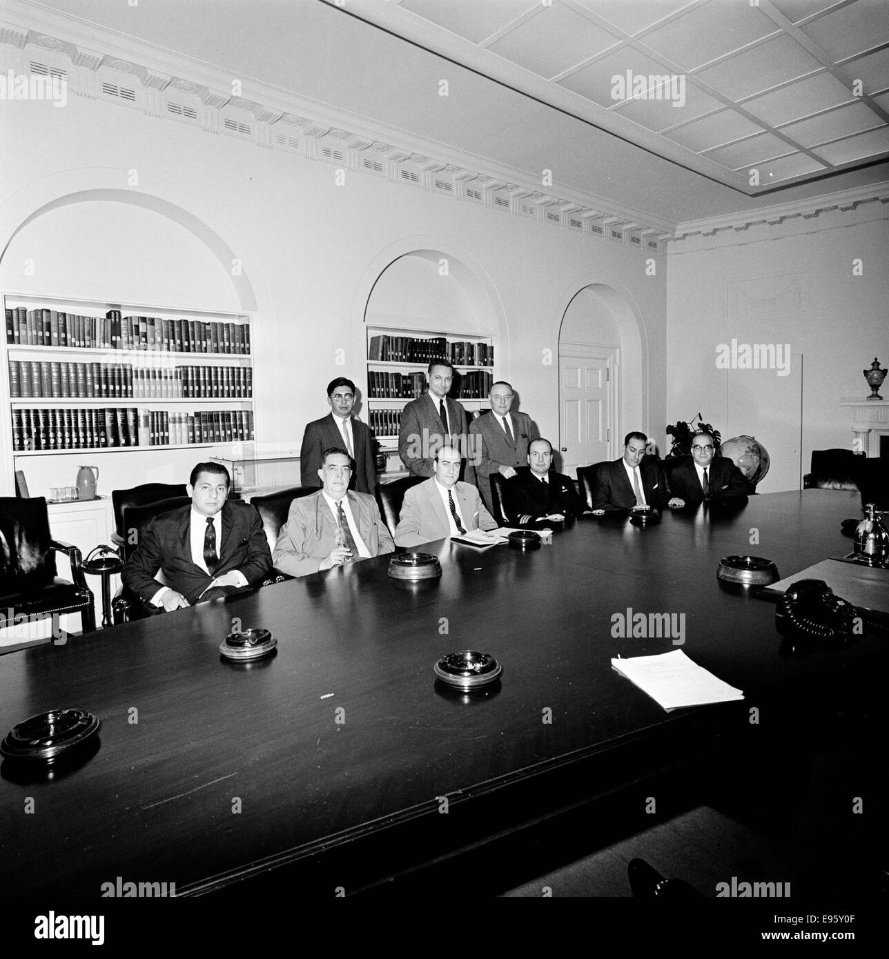 Ein Foto des stellvertretenden Pressesprechers Jay W. Gildner, der mit Besuchern im Kabinett interagiert und einen wichtigen politischen Moment dokumentiert. Stockfoto