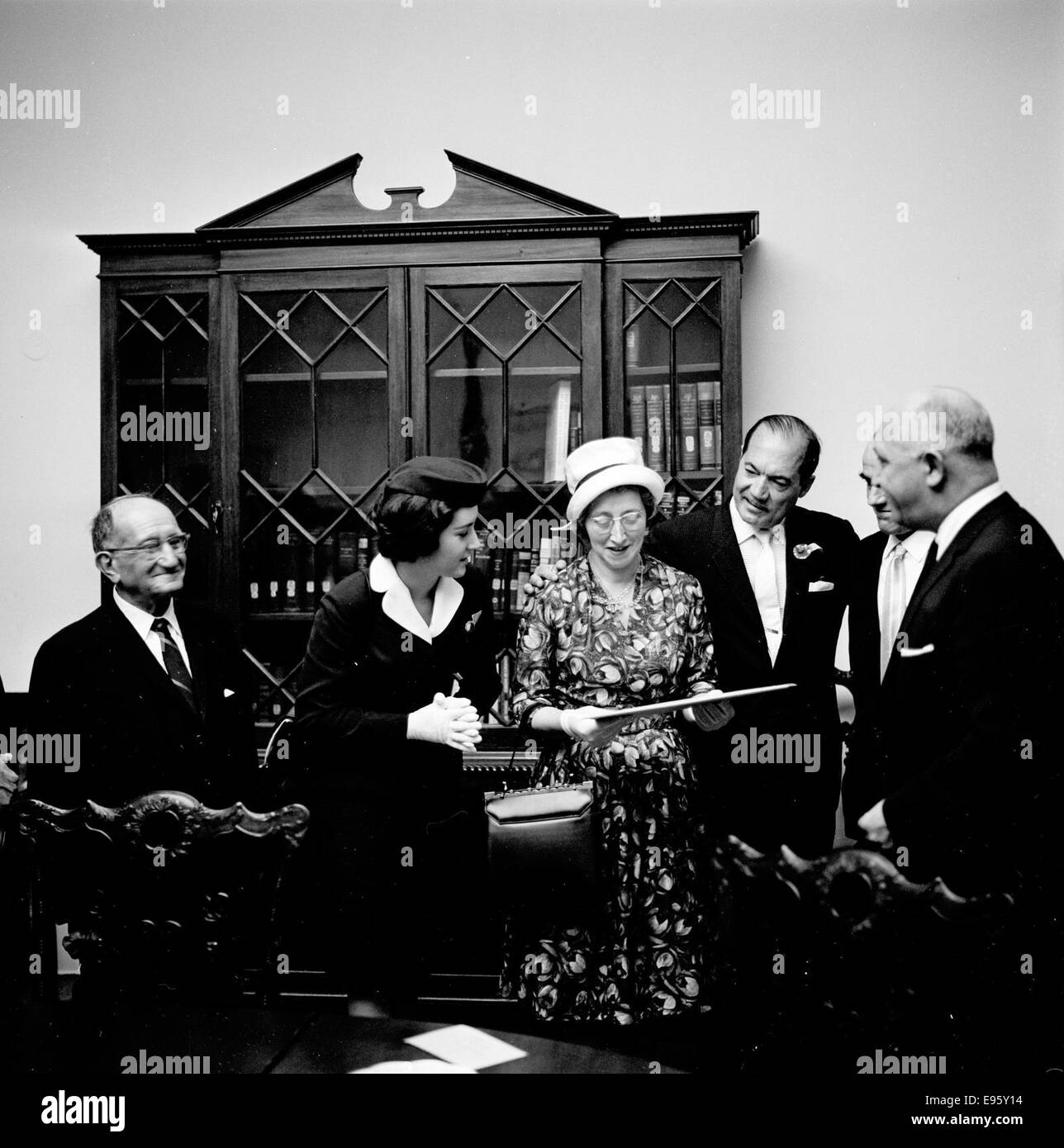 Der Kongressabgeordnete Victor L. Anfuso aus New York ist mit Besuchern im Bild. Das Bild fängt einen Moment während seiner politischen Karriere ein und unterstreicht seine Rolle in der US-Regierung und seine Interaktionen mit Wählern oder Beamten. Stockfoto