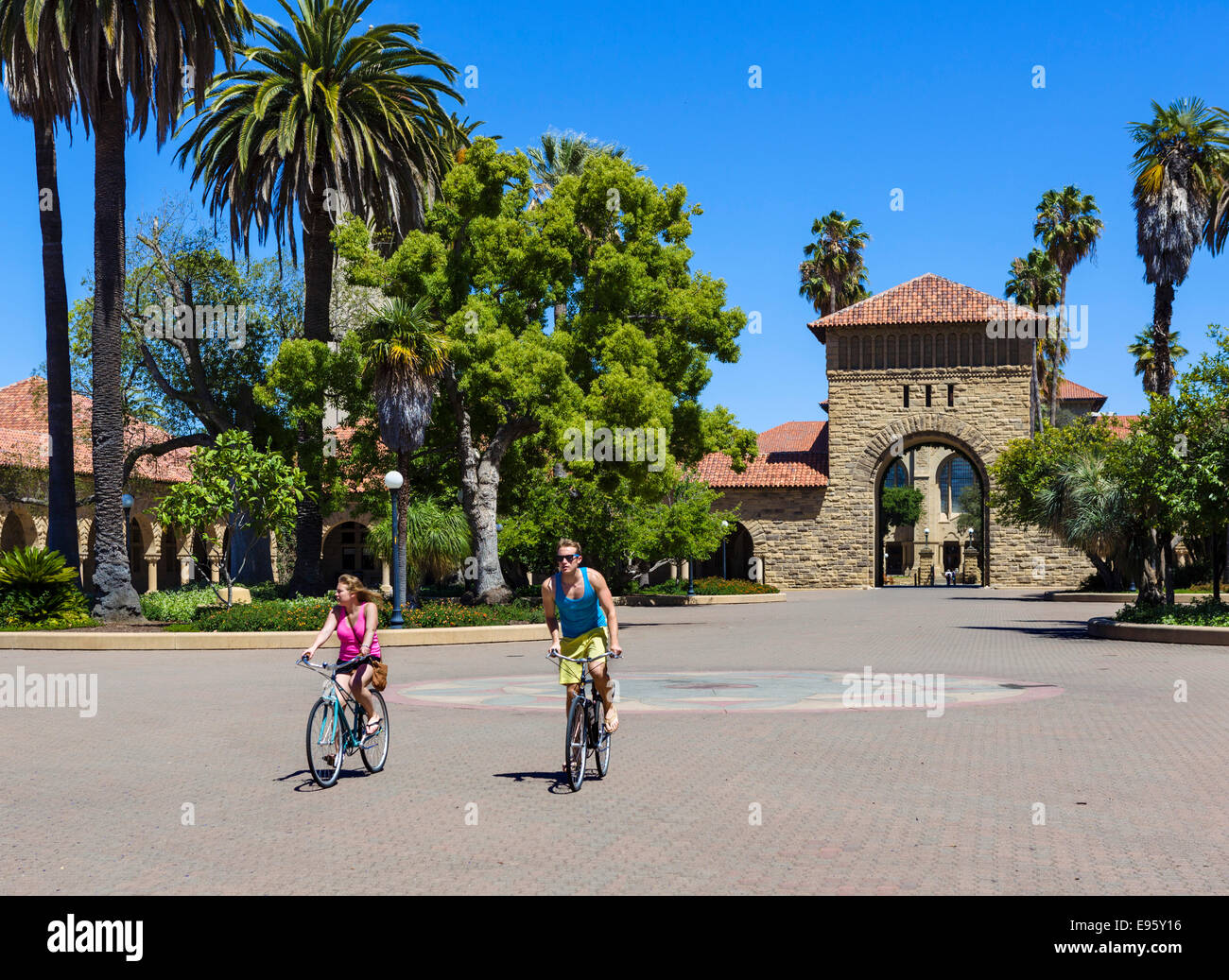 Radfahrer in den wichtigsten Quad, Stanford University, Palo Alto, Kalifornien, USA Stockfoto