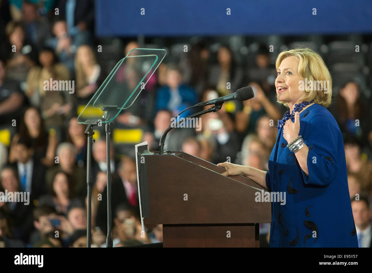 Rochester, Michigan - Hillary Rodham Clinton spricht zu einer Masse an der Oakland University während einer Kundgebung der Kampagne. Stockfoto