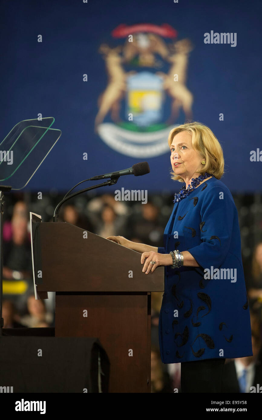 Rochester, Michigan - Hillary Rodham Clinton spricht zu einer Masse an der Oakland University während einer Kundgebung der Kampagne. Stockfoto
