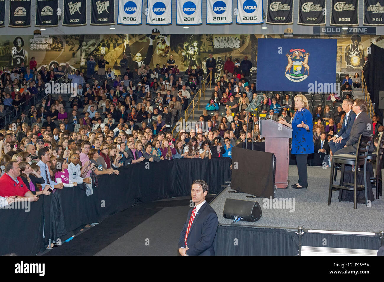 Rochester, Michigan - Hillary Rodham Clinton spricht zu einer Masse an der Oakland University während einer Kundgebung der Kampagne. Stockfoto