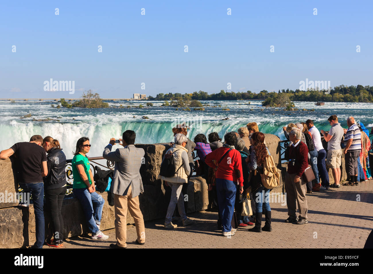 Touristen mit Blick auf und genießen den Blick auf den Horseshoe Falls, Teil von Niagara Falls, Ontario, Kanada. Stockfoto