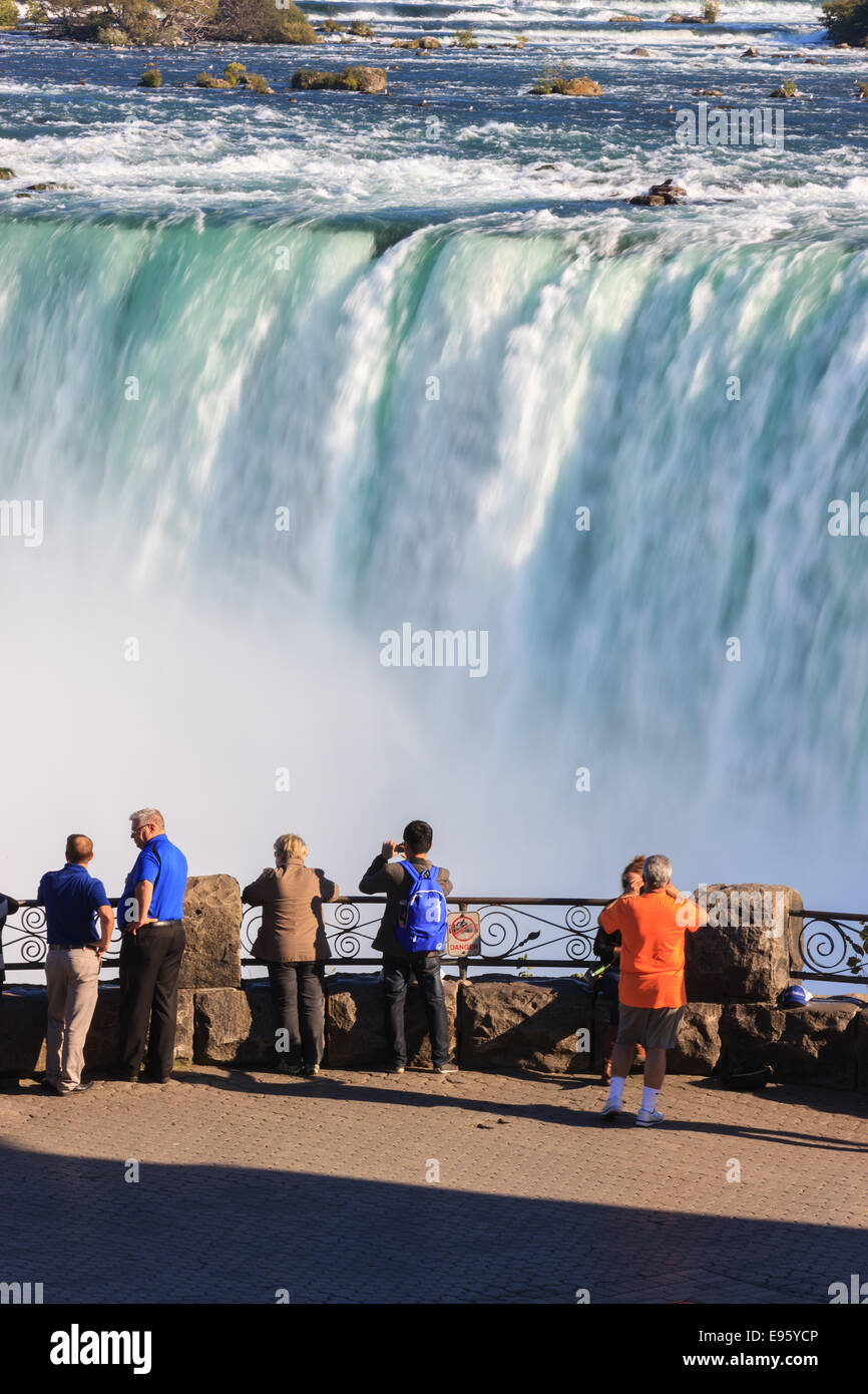 Touristen mit Blick auf und genießen den Blick auf den Horseshoe Falls, Teil von Niagara Falls, Ontario, Kanada. Stockfoto