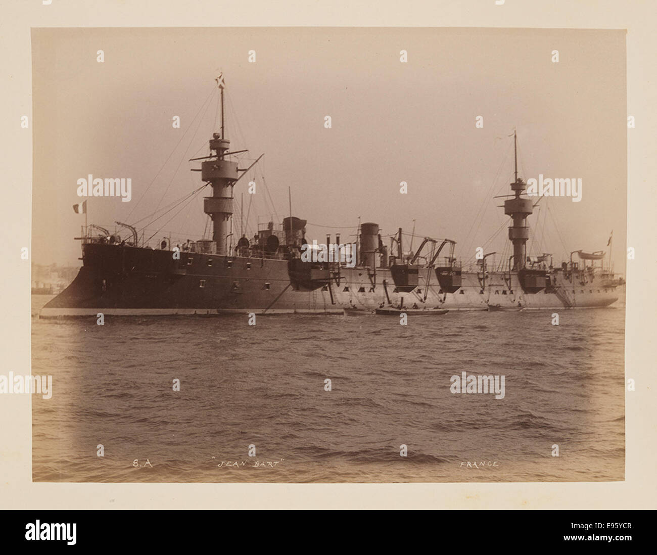 Das Foto zeigt das französische Marineschiff Jean Bart, ein bemerkenswertes französisches Schlachtschiff. Die Takelage und die Seeleute des Schiffes sind sichtbar, wenn sie ihre Marineaufgaben an Bord ausüben. Stockfoto
