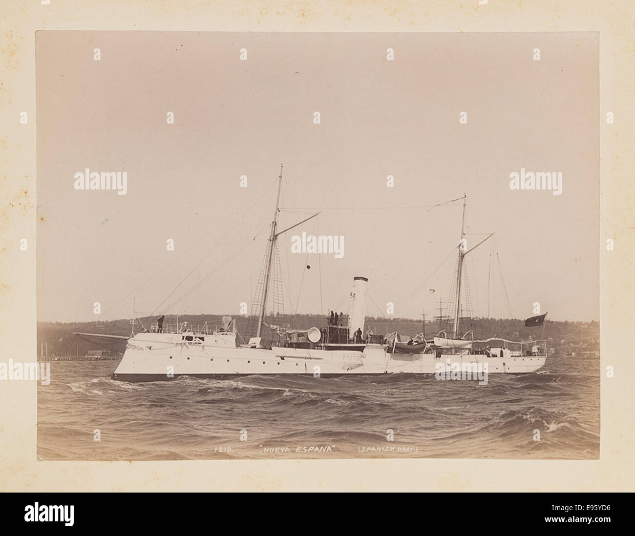 Ein historisches Bild eines Flaggschiffs der spanischen Marine, 'Nueva Espana'. Das Foto zeigt die Takelage und die Seeleute des Schiffes in ihrer Uniform, die einen Moment in der Seefahrtsgeschichte Spaniens festhalten. Stockfoto