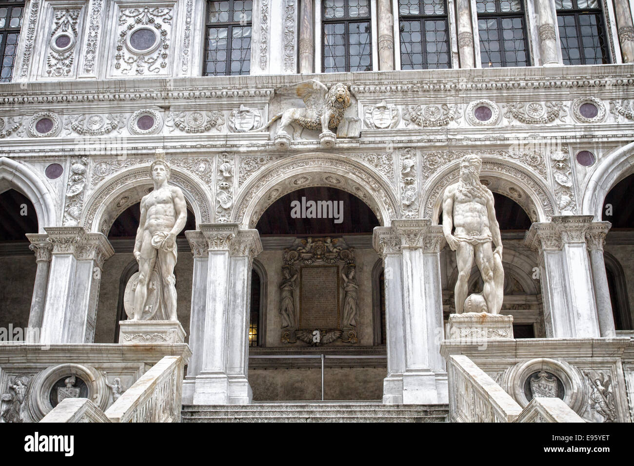 Marmor Treppe in den Hof des Palazzo Ducale Stockfoto
