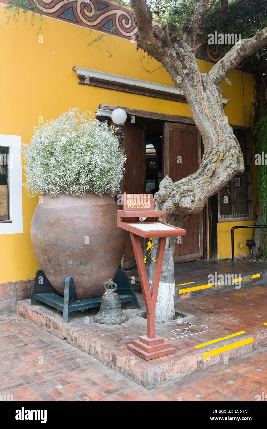 Eingang zum Restaurant Huaca Pucllana oder Huaca Juliana, Miraflores, Lima, Peru Stockfoto