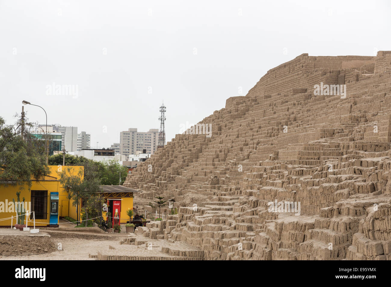 Pyramide Huaca Pucllana oder Huaca Juliana, mit modernen Miraflores im Hintergrund, Lima, Peru Stockfoto