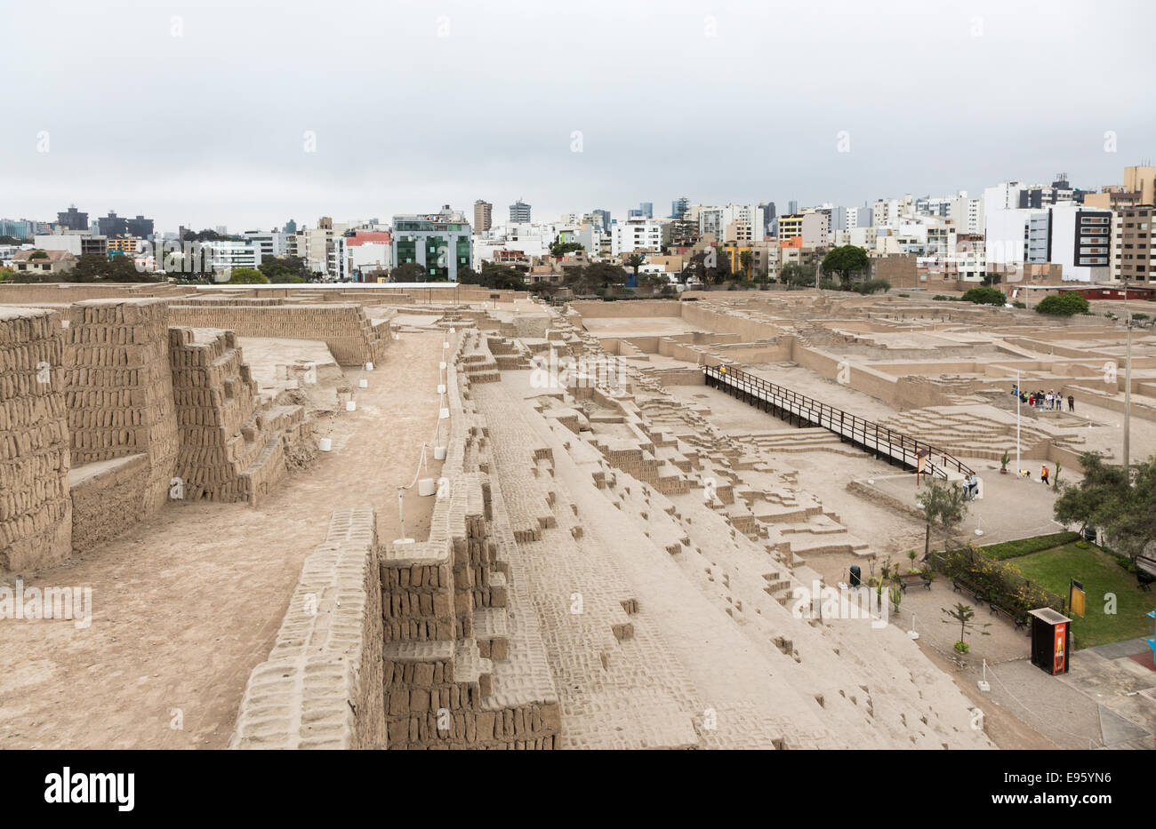 Sehenswürdigkeiten alte Peruanische Kultur/Erbe: Ansicht der Huaca Pucllana oder Huaca Juliana Pyramide, mit modernen Miraflores, Lima, Peru im Hintergrund Stockfoto